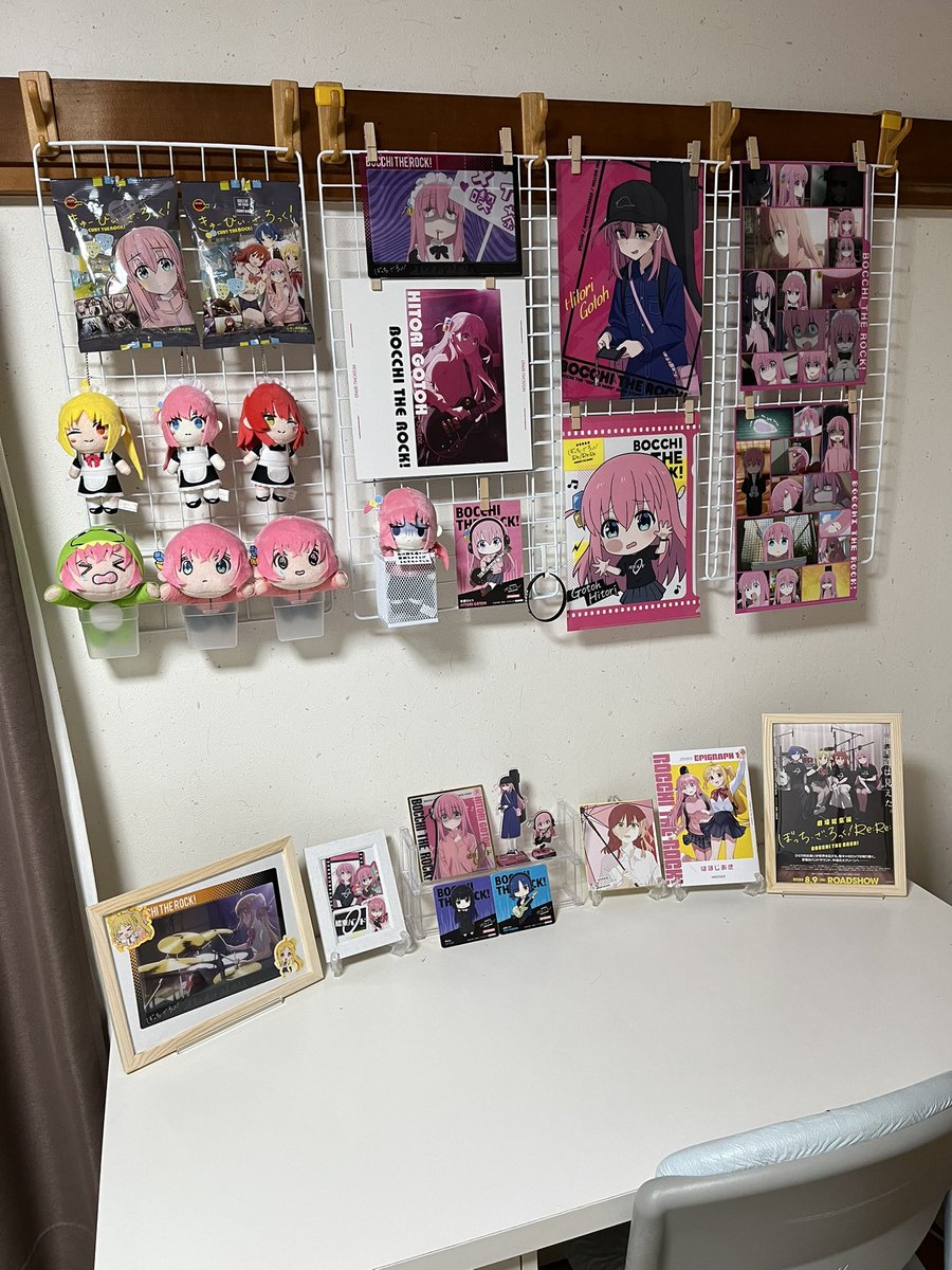 #ぼざろ写真集
ぼち推しになって初期の頃の勉強机
ピンクばかりでおもしろい