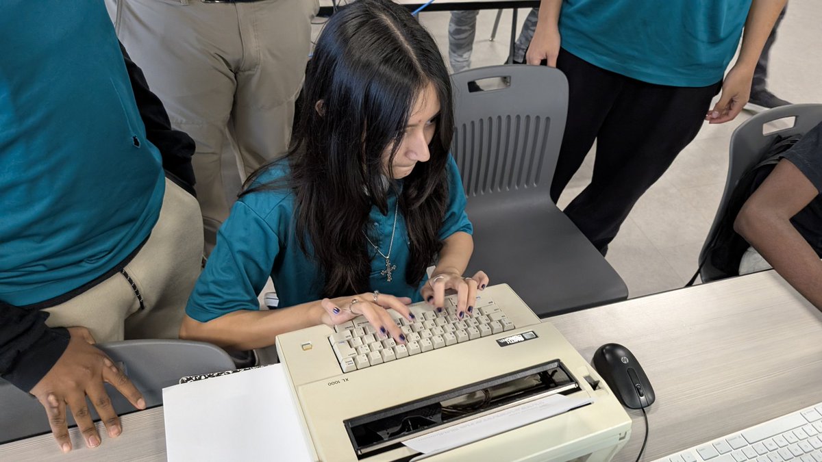 UweMeyer71's tweet photo. Today was unexpected. Afternoon computer maintenance students @CTEReeseCenter got a glimpse of the past as a student brought in a typewriter and let the others try it. Exciting 😄 https://t.co/ADAgt2cBZd