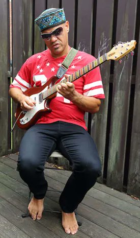 apollonmusic's tweet photo. もっとも独創的で知的な変態ギタリストFUZE
#DavidFiuczynski
彼のの要求に応えたCampbell American Guitars
https://t.co/geZMAT0tb2 https://t.co/JjDMI3wzcX