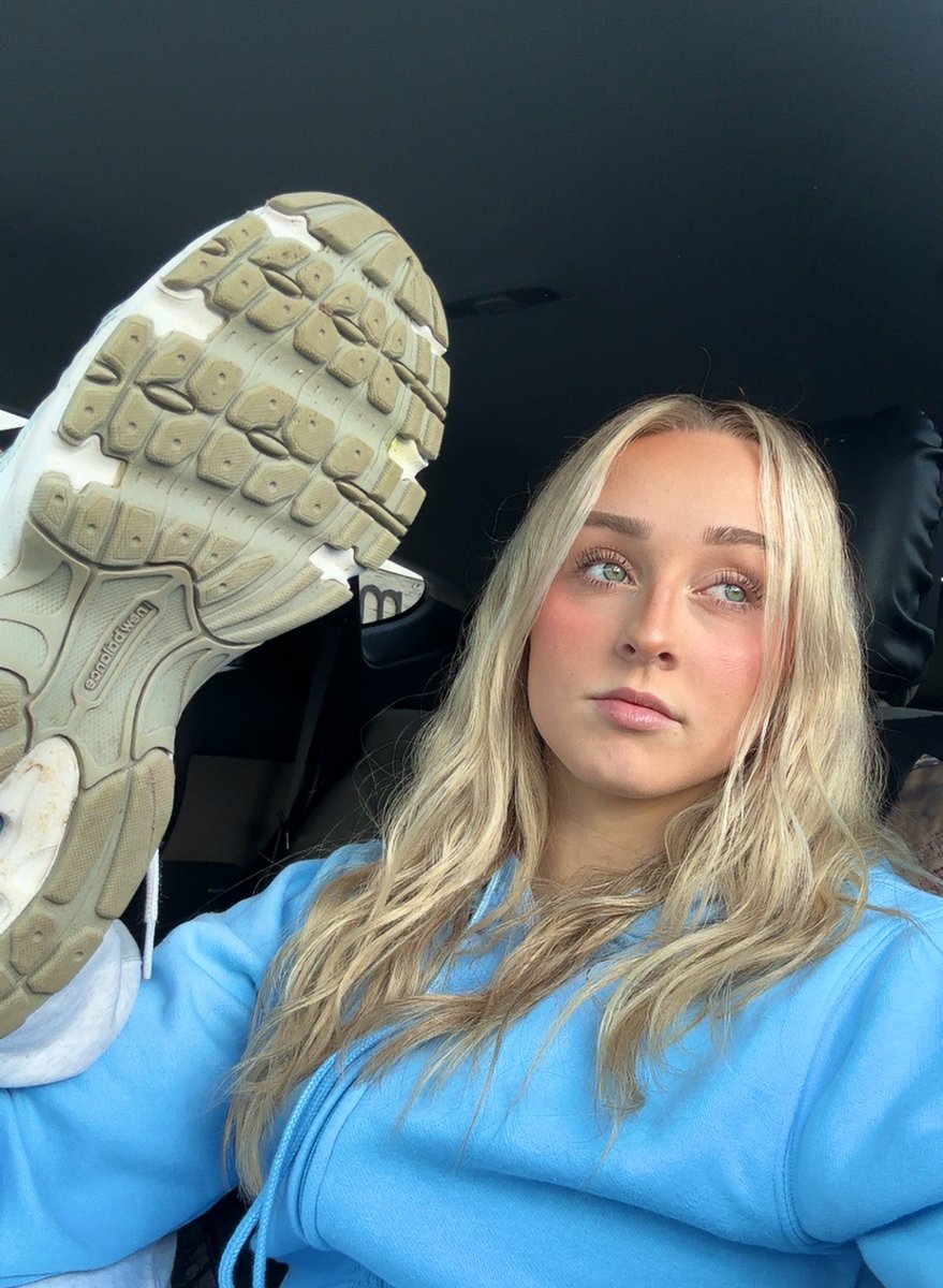 Ariownsu's tweet photo. Get my shoe grooves tatted on your forehead https://t.co/iOR35fQxFF