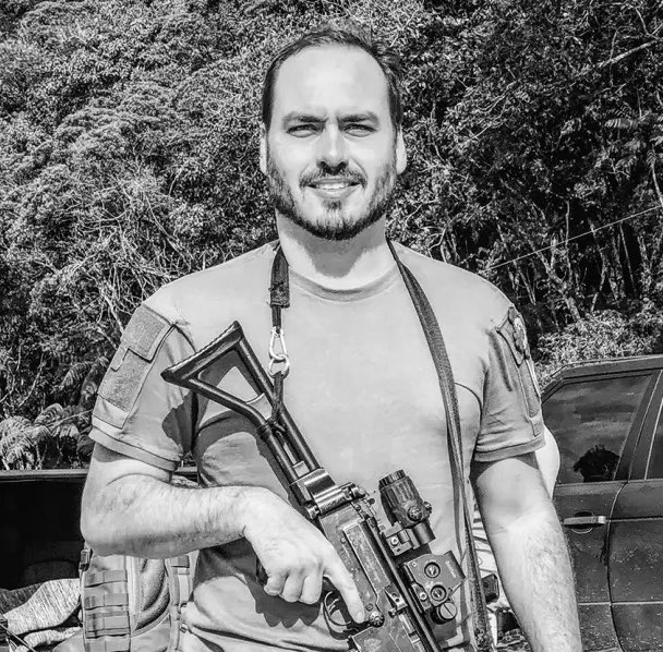 pedrorousseff's tweet image. 🚨VEXAME! Carlos Bolsonaro ACABA de ABANDONAR o Rio de Janeiro para ser SENADOR por Santa Catarina em 2026. 

Ele APROVOU 2 projetos como VEREADOR: Dia do Conservadorismo e
Dia do Heterossexual! 🔥🫣