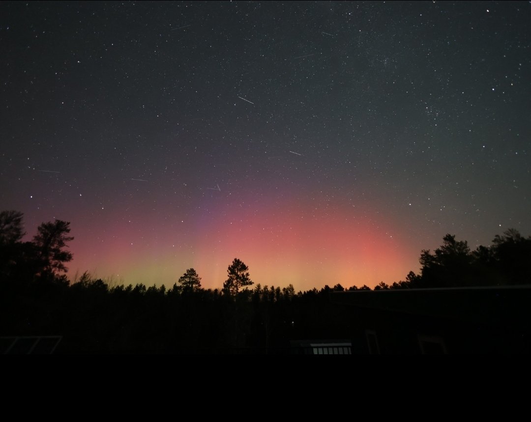 Pine River, MN. Auroras aren't as vibrant as last night. Slight haze of red on the horizon. #mnwx #Aurora 

<a href="/WickyDubs2/">Chris Wicklund</a> <a href="/Nick_LaLonde15/">Nicholas</a>