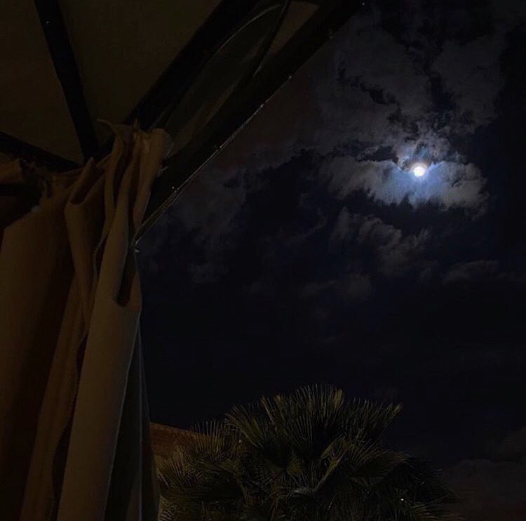مثل القمر خلك رفيعٍ عن القاع 
لا بغتك الناس .. ترفع لك نظرها .