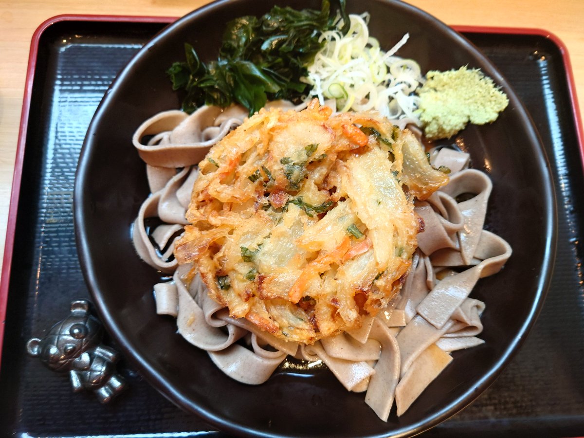 C7Ln4b's tweet image. 今日の朝食は中目黒駅前の
立ち食いそばです

立ち食いそばでも座席が有ります😙

麺幅10mm極幅そば　大盛無料
冷たい蕎麦にかき揚げを
トッピング😙　

前から一度来たいと思ったお店です
極幅そばの噛みごごち忘れません🤣

吉そば 中目黒店
東京都目黒区上目黒3-3-4 
tabelog.com/tokyo/A1317/A1…