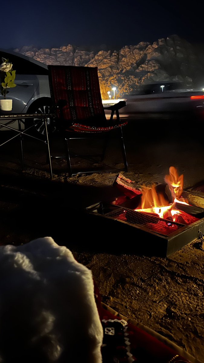 skip_ur's tweet image. "اشوف كلٍ مع حبيبه تهنّى..
وأنا حبيب الروح صعبٍ عليّه".