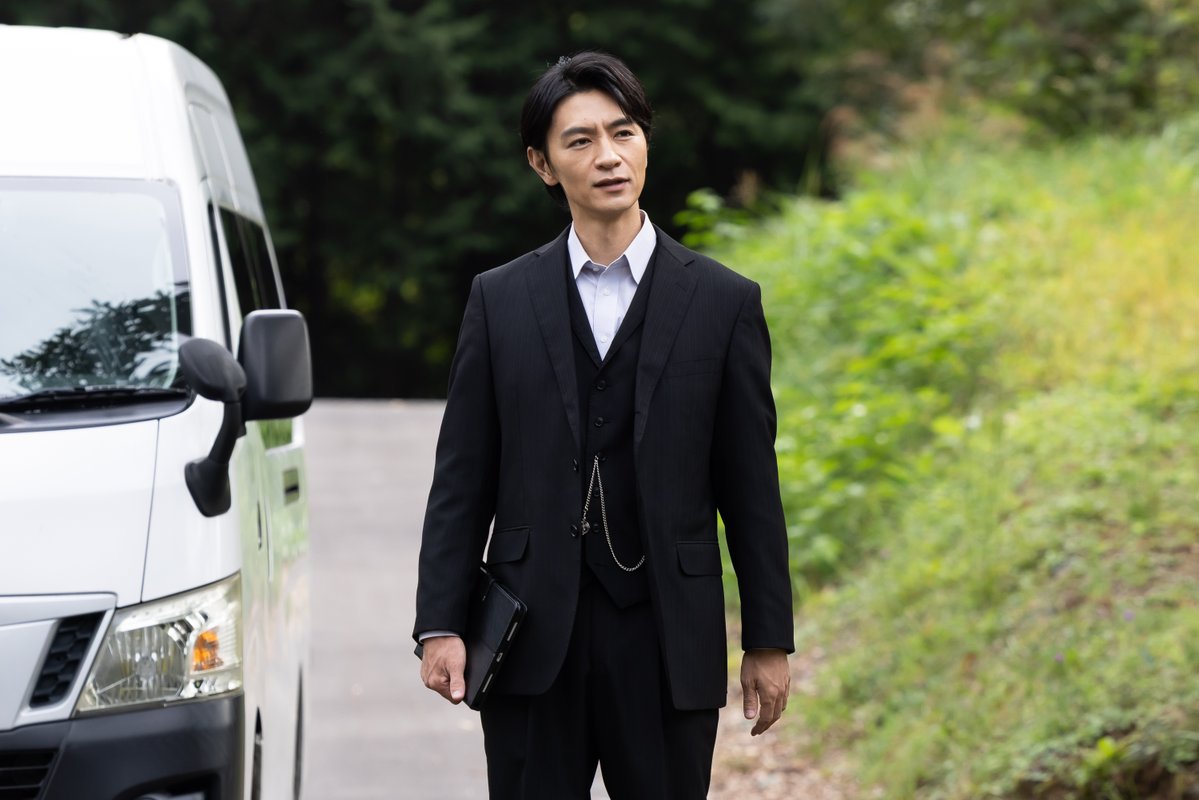 第5話11月13日(木)深夜放送！
『#地獄は善意で出来ている』

⋱🕯️第5話は本日深夜放送🩸⋰

事実を知らぬまま、
翔太が「リタイアした」と聞かされる樹たち。

壁に残された“逃げろ”の文字をきっかけに、
不穏な空気が広がっていく。

真相を確かめようと、
樹と琥太郎はカトウの部屋へ——。