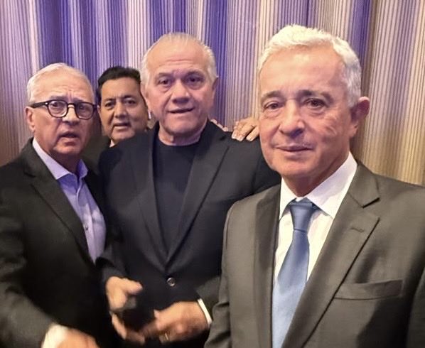 El Gran Colombiano y admirado presidente ⁦⁦<a href="/AlvaroUribeVel/">Álvaro Uribe Vélez</a>⁩ respalda acciones de fuerza para detener al régimen de Maduro y frenar el narcoterrorismo…

⁦<a href="/IDEA_Grupo/">Iniciativa Democrática de España Y Las Américas.</a>⁩ ⁦<a href="/ConVzlaComando/">Comando ConVzla</a>⁩ #miami #VenezuelaLibre
