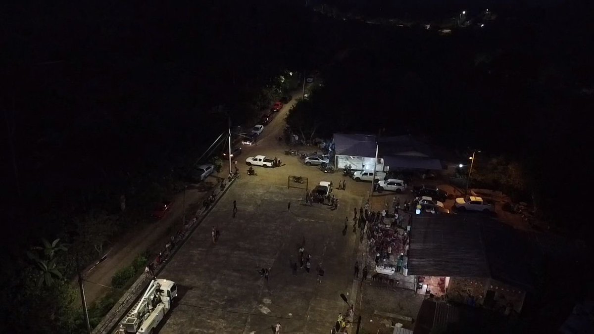 CNEL_EP's tweet photo. ✅ BOLÍVAR

¡Echeandía cuenta con mejor iluminación pública rural!

Con la instalación de 60 luminarias en los sectores Monterrey, Sabanetillas, San Eduardo Bajo, Estero de Damas y Piedra Grande, el Gobierno del Nuevo Ecuador impulsa el desarrollo y la seguridad en zonas rurales y agrícolas del subtrópico bolivarense.

La obra, ejecutada por CNEL EP, incluyó además la colocación de 177 postes, la construcción de 17 kilómetros de redes eléctricas y la instalación de 22 transformadores, fortaleciendo así la infraestructura eléctrica de este cantón.

Durante el acto de entrega, participaron el gerente general de CNEL EP, Ángel Erazo, la administradora de la Unidad de Negocio Bolívar, Gabriela Salas, y los beneficiarios de las comunidades intervenidas.