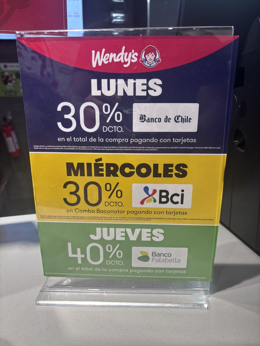 jvegonzalez's tweet photo. La foto de la izquierda el correo que envía @BancoBci … la foto de la derecha el local de @Wendys … como no se pusieron de acuerdo no hubo descuento el día de hoy … que mal https://t.co/fwfOGKJpWf