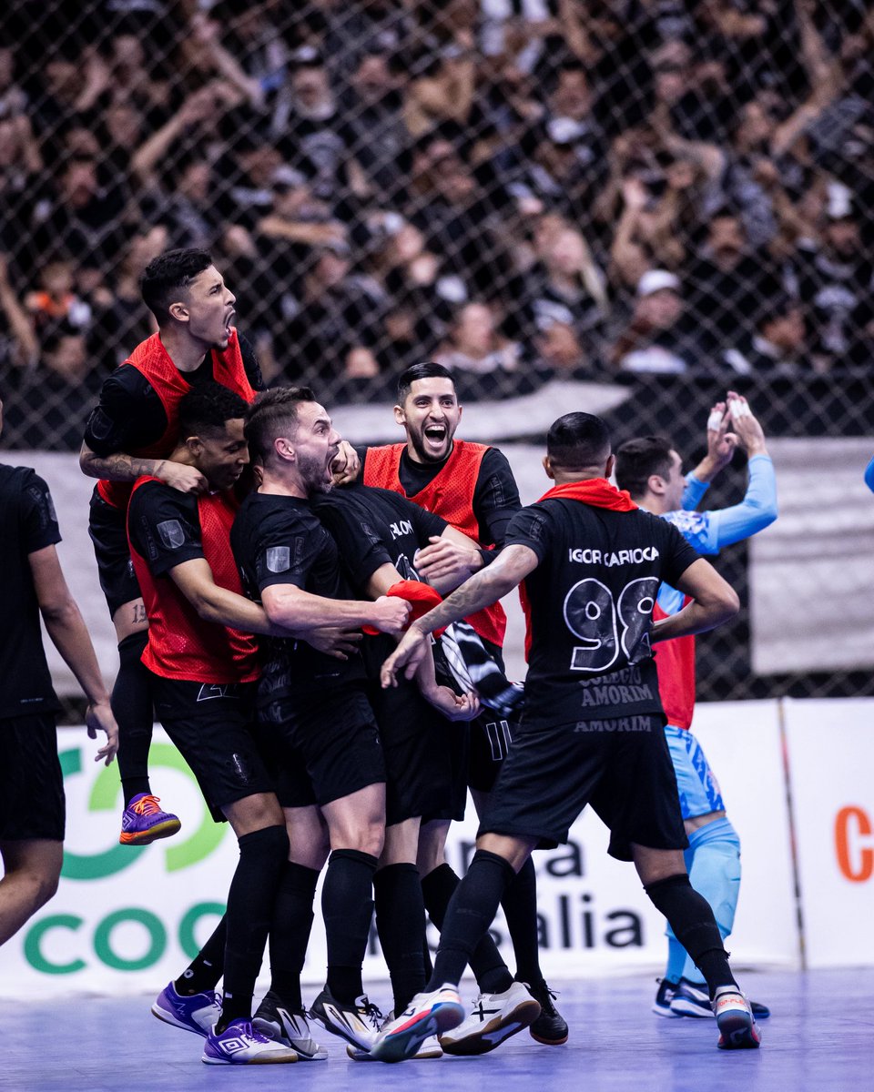 Uma foto que retrata o que é ser CORINTHIANS FUTSAL! Seguimos juntos, vamos precisar de vocês FIEL 🖤🦅