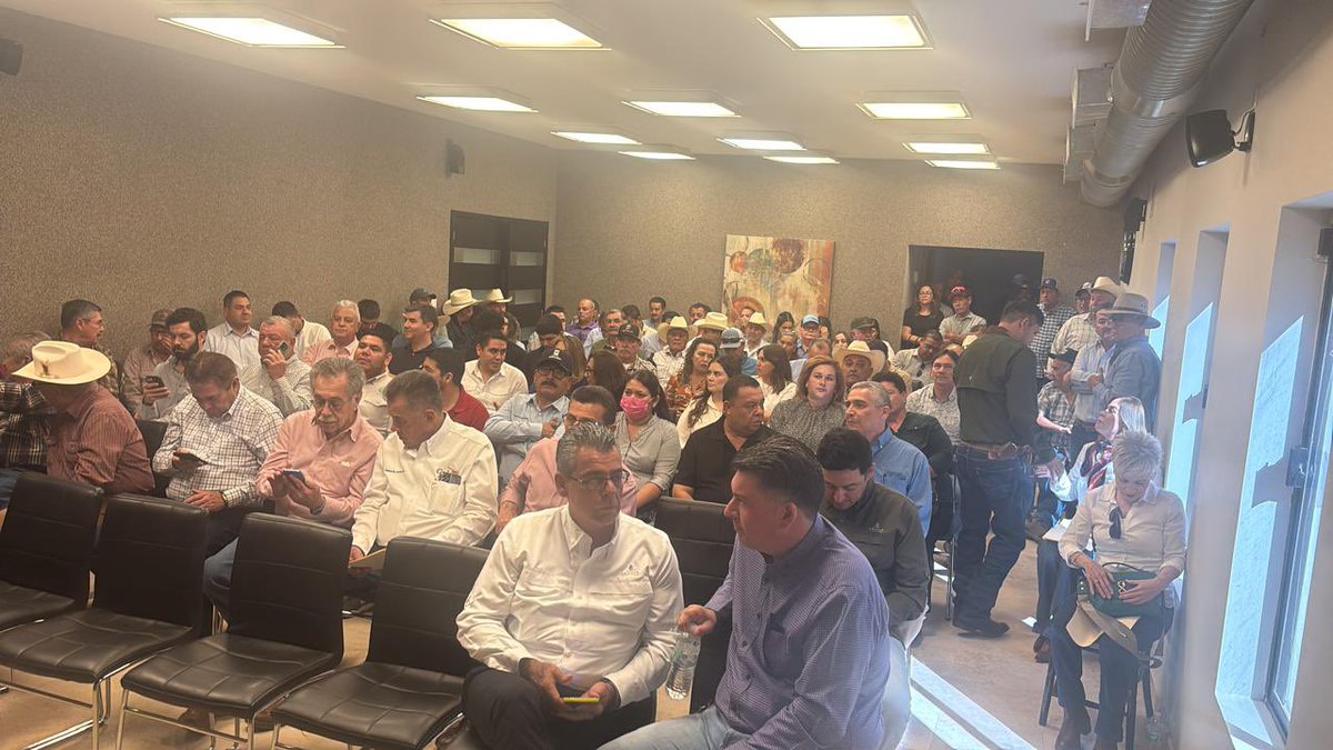 Reunión en el Distrito 037 de <a href="/conagua_mx/">Conagua</a>, <a href="/ConaguaSonora/">Conagua Sonora</a> con productores y usuarios en #Caborca, Sonora, para informar sobre la iniciativa de reforma a la Ley de Aguas Nacionales.
Contamos con la presencia y participación de <a href="/AlejandroSlcedo/">Alejandro Salcedo</a> , presidente de la Asociacion