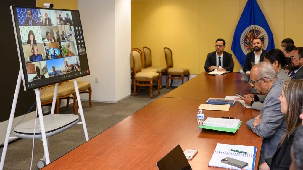 SG_OEA_OAS's tweet photo. La réunion d’aujourd’hui du Groupe de coordination #FeuilledeRoutepourHaïti — avec la participation des Nations Unies @ONU_fr @BINUH_UN, du Groupe des personnalités éminentes de la @CARICOMorg, des autorités haïtiennes, de l’Organisation des États américains @OEA_oficial et de représentants des États-Unis — a passé en revue les progrès en matière de sécurité, de gouvernance et de préparatifs électoraux en #Haïti.

Les discussions ont souligné l’urgence d’une action régionale et internationale coordonnée pour renforcer la sécurité et appuyer la Force de répression des gangs @GangSuppression, autorisée par le Conseil de sécurité de l’ONU.

Nous avons réaffirmé que le rétablissement de la sécurité est indispensable pour progresser vers une gouvernance légitime et des élections viables. L’OEA a réitéré sa disponibilité à encourager les appuis financiers et en nature aux efforts en Haïti, à fournir une assistance technique ciblée pour les préparatifs électoraux et à poursuivre la coopération sur le projet de carte d’identité nationale.

La réunion a également mis en avant l’importance d’une coordination soutenue, du partage d’informations et d’un large travail de recherche de consensus entre les acteurs haïtiens et les partenaires internationaux, afin de définir une voie de gouvernance une fois que le Conseil présidentiel de transition aura achevé son mandat en février 2026, et de jeter les bases d’élections libres et équitables en 2026.

#OEAavecHaiti
