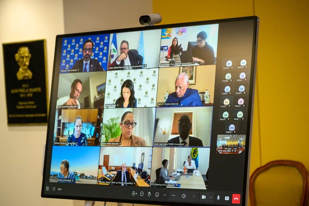 SG_OEA_OAS's tweet photo. La réunion d’aujourd’hui du Groupe de coordination #FeuilledeRoutepourHaïti — avec la participation des Nations Unies @ONU_fr @BINUH_UN, du Groupe des personnalités éminentes de la @CARICOMorg, des autorités haïtiennes, de l’Organisation des États américains @OEA_oficial et de représentants des États-Unis — a passé en revue les progrès en matière de sécurité, de gouvernance et de préparatifs électoraux en #Haïti.

Les discussions ont souligné l’urgence d’une action régionale et internationale coordonnée pour renforcer la sécurité et appuyer la Force de répression des gangs @GangSuppression, autorisée par le Conseil de sécurité de l’ONU.

Nous avons réaffirmé que le rétablissement de la sécurité est indispensable pour progresser vers une gouvernance légitime et des élections viables. L’OEA a réitéré sa disponibilité à encourager les appuis financiers et en nature aux efforts en Haïti, à fournir une assistance technique ciblée pour les préparatifs électoraux et à poursuivre la coopération sur le projet de carte d’identité nationale.

La réunion a également mis en avant l’importance d’une coordination soutenue, du partage d’informations et d’un large travail de recherche de consensus entre les acteurs haïtiens et les partenaires internationaux, afin de définir une voie de gouvernance une fois que le Conseil présidentiel de transition aura achevé son mandat en février 2026, et de jeter les bases d’élections libres et équitables en 2026.

#OEAavecHaiti
