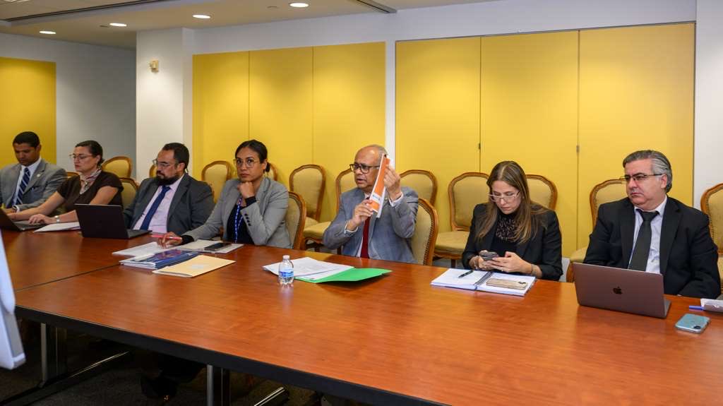 SG_OEA_OAS's tweet photo. La réunion d’aujourd’hui du Groupe de coordination #FeuilledeRoutepourHaïti — avec la participation des Nations Unies @ONU_fr @BINUH_UN, du Groupe des personnalités éminentes de la @CARICOMorg, des autorités haïtiennes, de l’Organisation des États américains @OEA_oficial et de représentants des États-Unis — a passé en revue les progrès en matière de sécurité, de gouvernance et de préparatifs électoraux en #Haïti.

Les discussions ont souligné l’urgence d’une action régionale et internationale coordonnée pour renforcer la sécurité et appuyer la Force de répression des gangs @GangSuppression, autorisée par le Conseil de sécurité de l’ONU.

Nous avons réaffirmé que le rétablissement de la sécurité est indispensable pour progresser vers une gouvernance légitime et des élections viables. L’OEA a réitéré sa disponibilité à encourager les appuis financiers et en nature aux efforts en Haïti, à fournir une assistance technique ciblée pour les préparatifs électoraux et à poursuivre la coopération sur le projet de carte d’identité nationale.

La réunion a également mis en avant l’importance d’une coordination soutenue, du partage d’informations et d’un large travail de recherche de consensus entre les acteurs haïtiens et les partenaires internationaux, afin de définir une voie de gouvernance une fois que le Conseil présidentiel de transition aura achevé son mandat en février 2026, et de jeter les bases d’élections libres et équitables en 2026.

#OEAavecHaiti