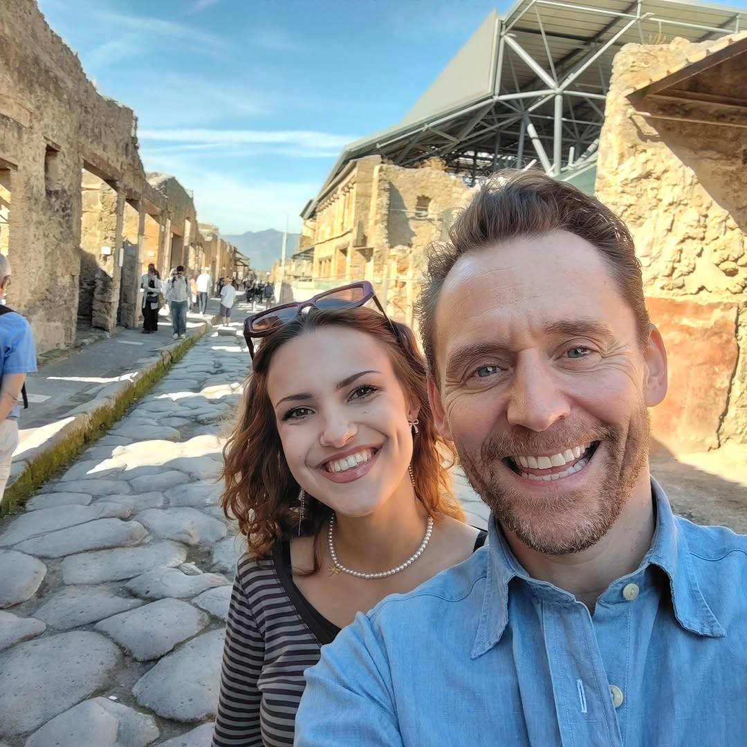 chile_tom's tweet photo. Fotito actual de Tom junto a una fans en Italia, la favorita de Dios 2.0
Créditos @hiddlestonarg

#queremosatomhiddlestonenchile #tomhiddleston #tomhiddlestonchile #hiddleschile https://t.co/oeEPHoS36c