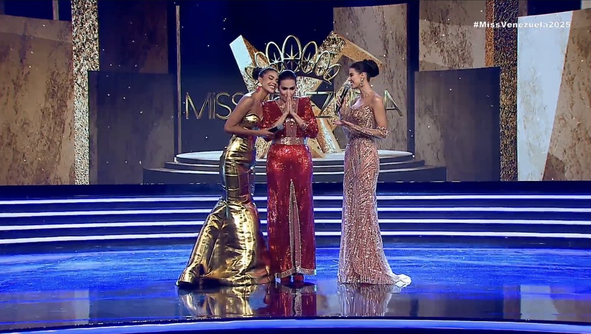 MissVzla's tweet image. #MissVenezuela2025 El escenario se detiene para rendir homenaje a la gran Nina Sicilia, líder e inspiración de la belleza venezolana. 👏 ¡Su legado es la base de las 25 candidatas que participan en el Miss Venezuela! ¡Gracias, Nina! ✨👑
#MissVenezuela #Liderazgo #Inspiración…