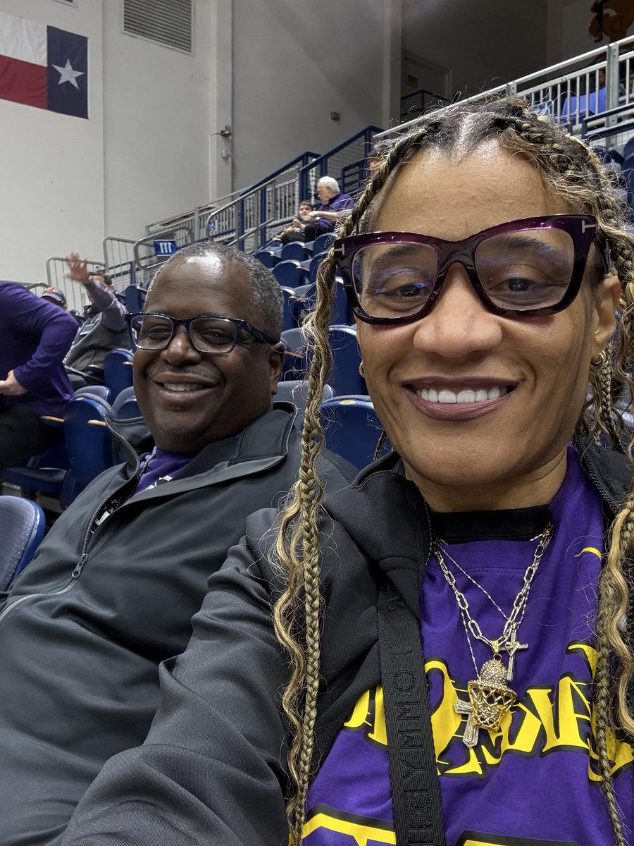 ms_ciandria's tweet photo. Matty B got the win last night and I was excited to see him. I ran into several Cooz and Legacy peeps! 

Happy to see Adam &amp; Matty B  felt like home. 

#CoozFam #UNTbuilt #BasketballFamily https://t.co/pcw9GiOTpZ