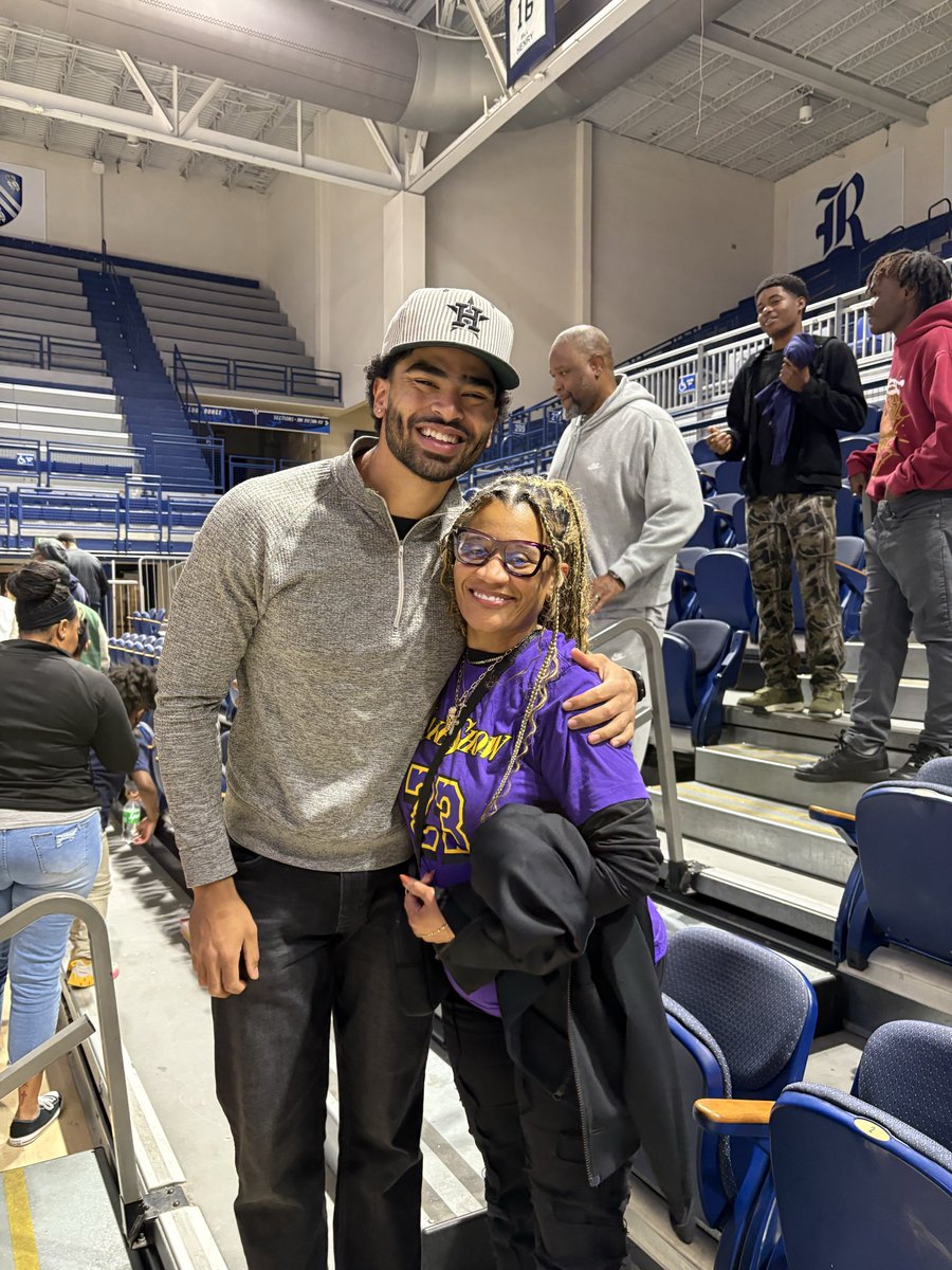 ms_ciandria's tweet photo. Matty B got the win last night and I was excited to see him. I ran into several Cooz and Legacy peeps! 

Happy to see Adam &amp; Matty B  felt like home. 

#CoozFam #UNTbuilt #BasketballFamily https://t.co/pcw9GiOTpZ