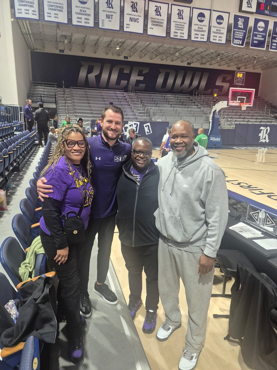 ms_ciandria's tweet photo. Matty B got the win last night and I was excited to see him. I ran into several Cooz and Legacy peeps! 

Happy to see Adam &amp; Matty B  felt like home. 

#CoozFam #UNTbuilt #BasketballFamily https://t.co/pcw9GiOTpZ