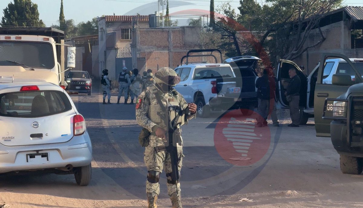 Canal12Dgo's tweet image. 🚨 Presencia militar en Blvd. Francisco Zarco y Porfirio Díaz (Col. 20 de Noviembre).
Elementos del Ejército mantienen asegurada la zona, cerca de la Unidad Deportiva Mario Vázquez Raña.
Reportan probables detenidos y un inmueble asegurado. No permiten el acceso.