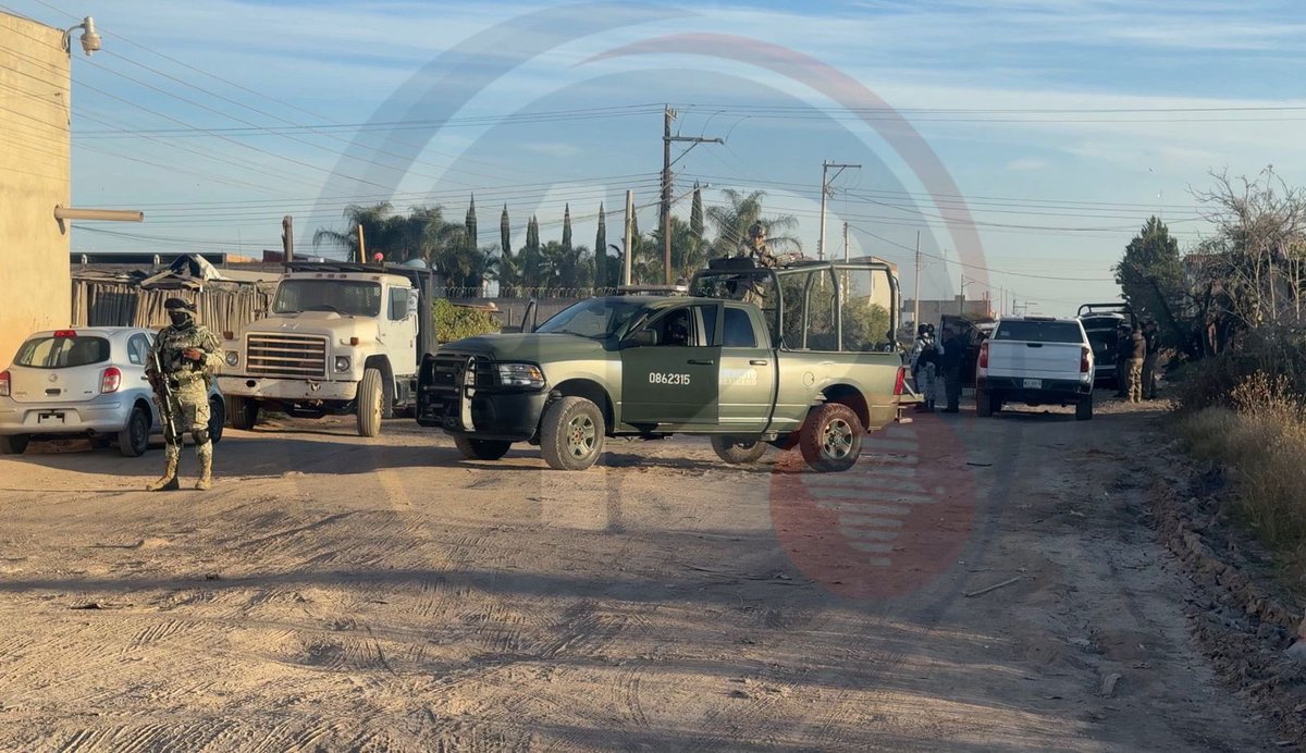 Canal12Dgo's tweet image. 🚨 Presencia militar en Blvd. Francisco Zarco y Porfirio Díaz (Col. 20 de Noviembre).
Elementos del Ejército mantienen asegurada la zona, cerca de la Unidad Deportiva Mario Vázquez Raña.
Reportan probables detenidos y un inmueble asegurado. No permiten el acceso.