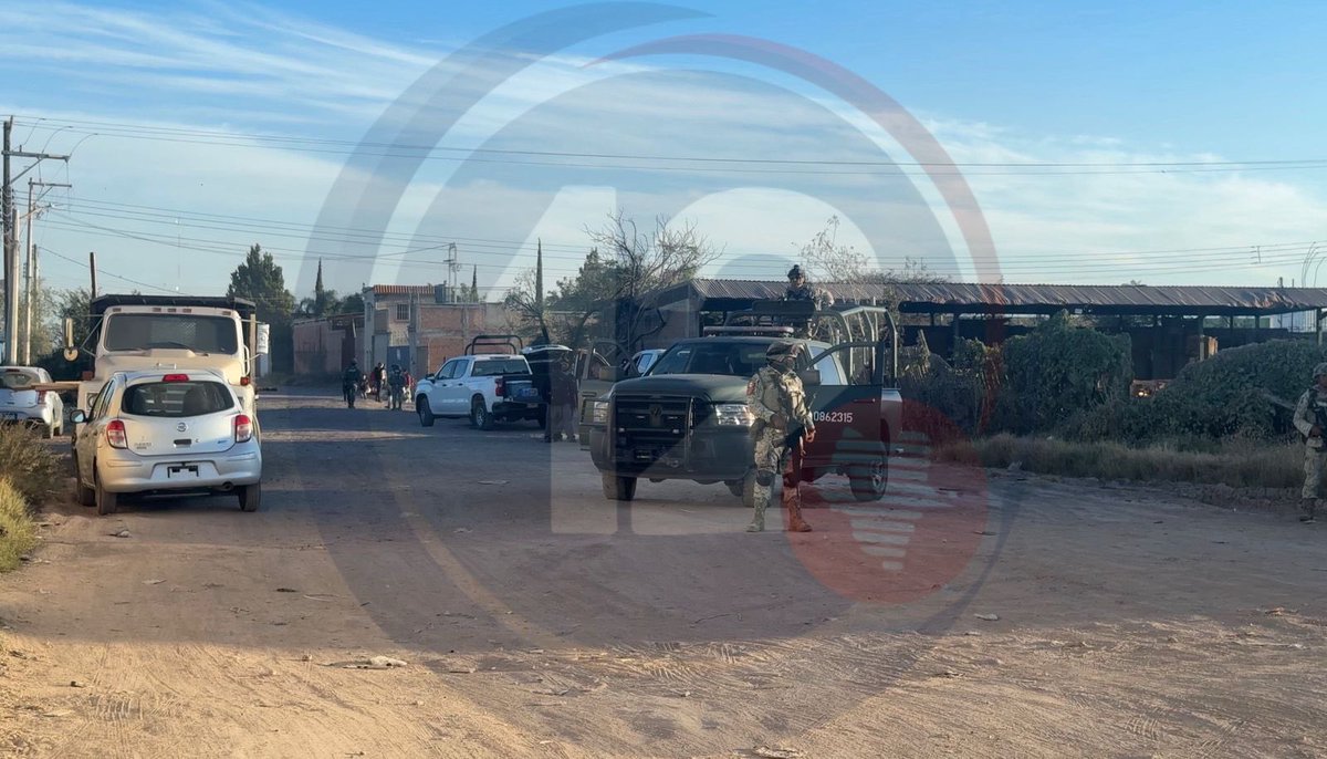 Canal12Dgo's tweet image. 🚨 Presencia militar en Blvd. Francisco Zarco y Porfirio Díaz (Col. 20 de Noviembre).
Elementos del Ejército mantienen asegurada la zona, cerca de la Unidad Deportiva Mario Vázquez Raña.
Reportan probables detenidos y un inmueble asegurado. No permiten el acceso.