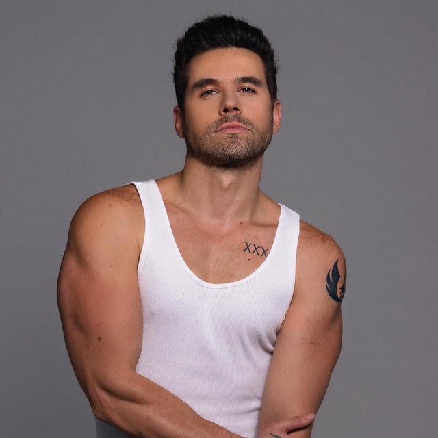 Los 2 con un pasado fuerte, acusasiones de agres*on a mujeres, de 1 solo hay audios, del otro hay pruebas y fue a la carcel, al 1ero lo crucificaron y lo sacaron de inmediato, al otro lo llaman pobrecito, lo excluyen, lo tratan mal, chsm p*nche publico doble moral #LaGranjaVIP