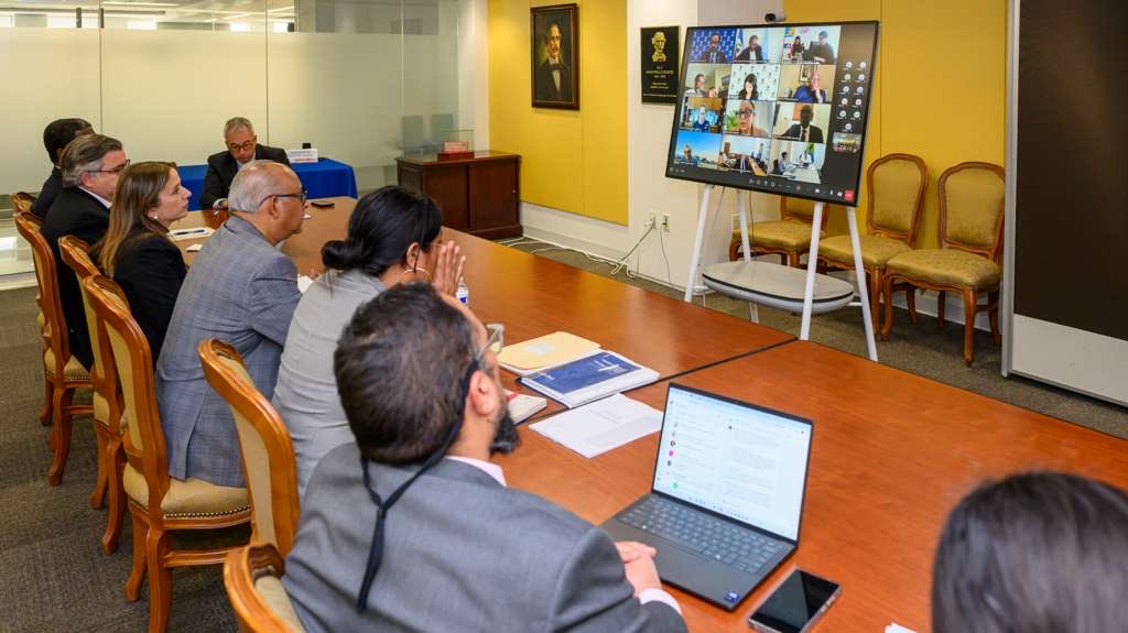 SG_OEA_OAS's tweet photo. La reunión de hoy del Grupo de Coordinación de la #HojadeRutaHaiti —con la participación de las Naciones Unidas @UN @BINUH_UN, el Grupo de Personas Eminentes de @CARICOMorg, las autoridades haitianas, la Organización de los Estados Americanos @OEA_oficial y representantes de los Estados Unidos— examinó los avances en materia de seguridad, gobernanza y preparativos electorales en Haití.

Las discusiones subrayaron la urgente necesidad de una acción regional e internacional coordinada para fortalecer la seguridad y respaldar a la Fuerza de Supresión de Pandillas @GangSuppression, autorizada por el Consejo de Seguridad de la ONU.

Reafirmamos que restablecer la seguridad es esencial para avanzar hacia una gobernanza legítima y elecciones viables. La OEA reiteró su disposición para promover apoyo financiero y en especie a los esfuerzos en #Haití, brindar asistencia técnica focalizada para los preparativos electorales y continuar la cooperación en el proyecto del documento nacional de identidad.

La reunión también puso de relieve la importancia de mantener la coordinación, el intercambio de información y una amplia construcción de consensos entre los actores haitianos y los socios internacionales para trazar una ruta de gobernanza una vez que el Consejo Presidencial de Transición concluya su mandato en febrero de 2026, y para sentar las bases de elecciones libres y justas durante 2026.

#OEAconHaiti
