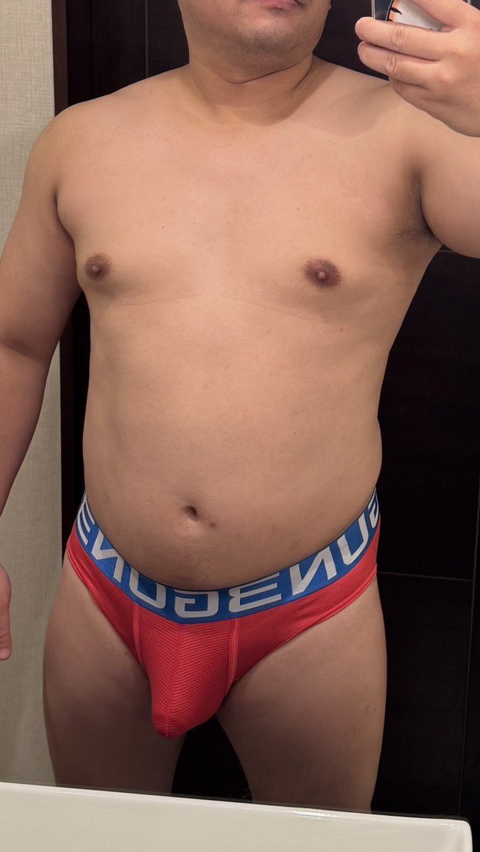 在外旅遊住飯店才有的大面鏡子
當然要好好拍拍～

#越來越胖
#欠操（えー？)