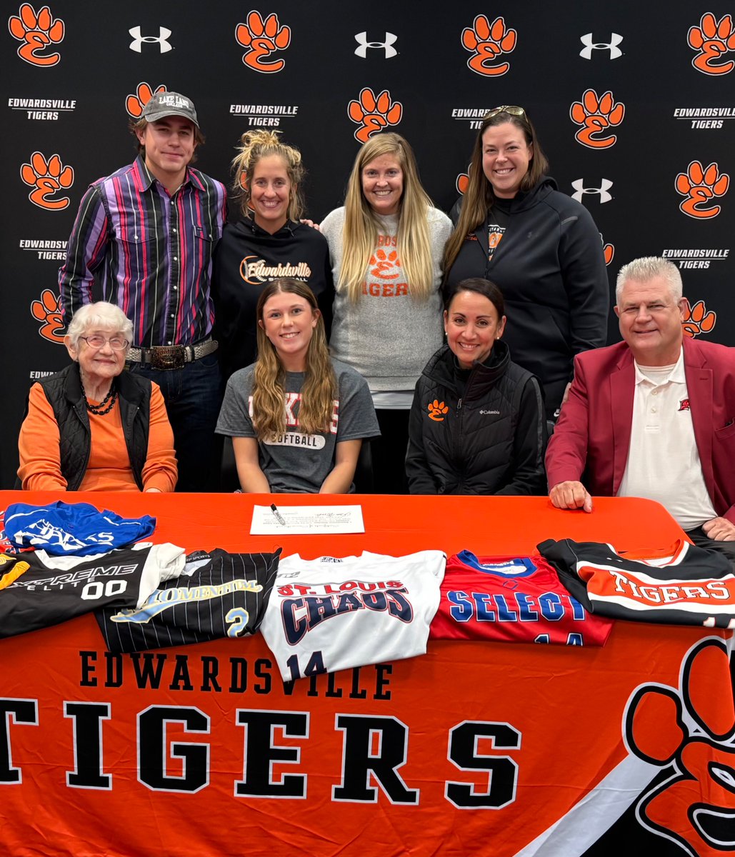 EHS_Softball_'s tweet photo. Congratulations to @remiwerden, @GraceOertle, and all the other EHS athletes who signed tonight! https://t.co/mSoJmeyA0L