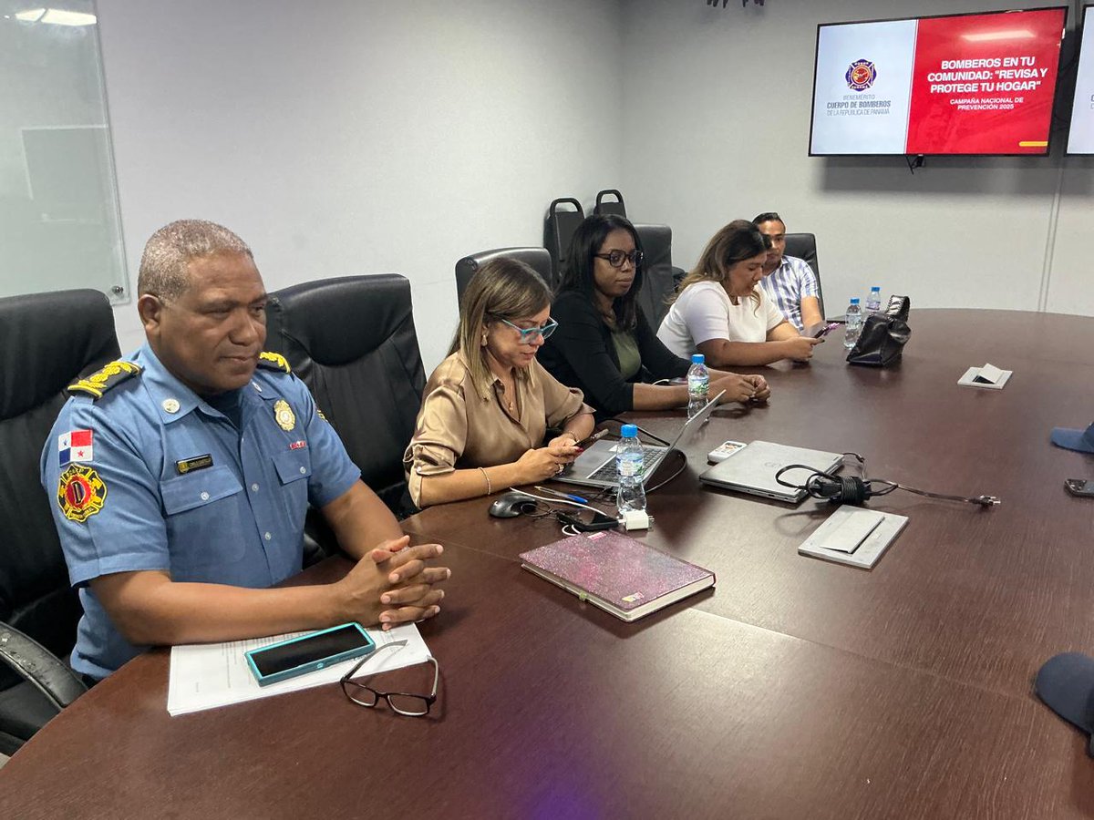 BCBRP's tweet photo. El BCBRP lanzó la campaña #HogaresSeguros, parte de la estrategia “Bomberos en tu comunidad”, una acción permanente para reforzar la prevención y la seguridad en hogares panameños. 🏘️🔥
#BCBRP #Prevención #GasSeguro #BomberosDePanamá https://t.co/tTGFTdkmm5