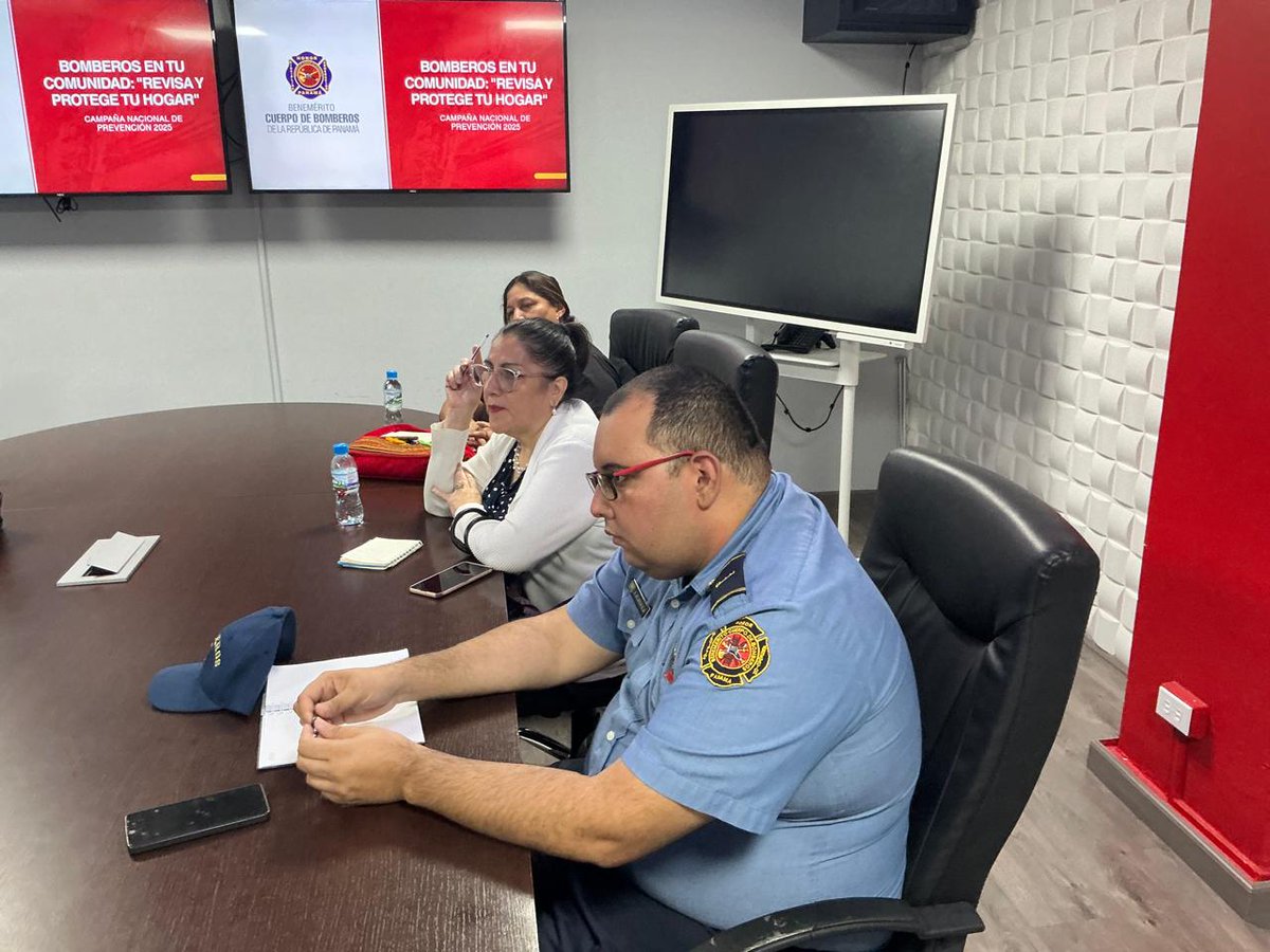 BCBRP's tweet photo. El BCBRP lanzó la campaña #HogaresSeguros, parte de la estrategia “Bomberos en tu comunidad”, una acción permanente para reforzar la prevención y la seguridad en hogares panameños. 🏘️🔥
#BCBRP #Prevención #GasSeguro #BomberosDePanamá https://t.co/tTGFTdkmm5