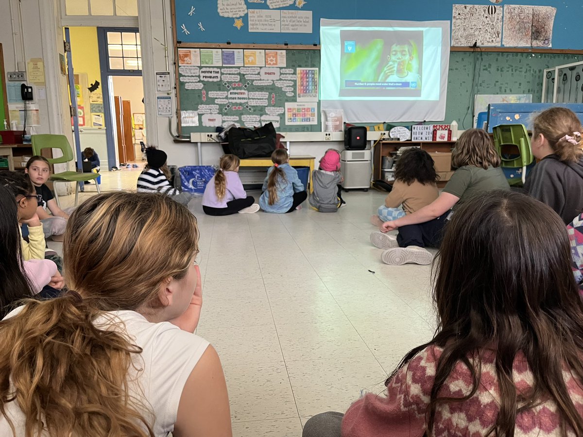 McM_MsT's tweet image. #GirlsWhoGame members continuing discussions, sharing &amp;amp; establishing team norms: building trust, shared responsibility &amp;amp; values 🎮 connections as a class community of learners; discuss global goals #teachSDGs

#MinecraftEDU @Dell @MicrosoftEDU @intel #TransformEDU @PlayCraftLearn