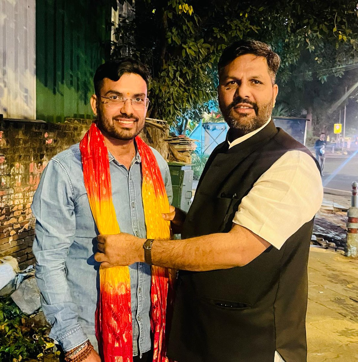 गुर्जर समाज की आन, बान, शान एवं समाज को दिशा देने वाले यशस्वी नेतृत्वकर्ता, राजस्थान देवनारायण बोर्ड के अध्यक्ष एवं भाजपा राजस्थान के प्रदेश महामंत्री आदरणीय श्री ओमप्रकाश भडाना जी से आज दिल्ली में आत्मीय मुलाकात हुई।

आपका जीवन समाजसेवा, समर्पण और नेतृत्व का जीवंत उदाहरण है।