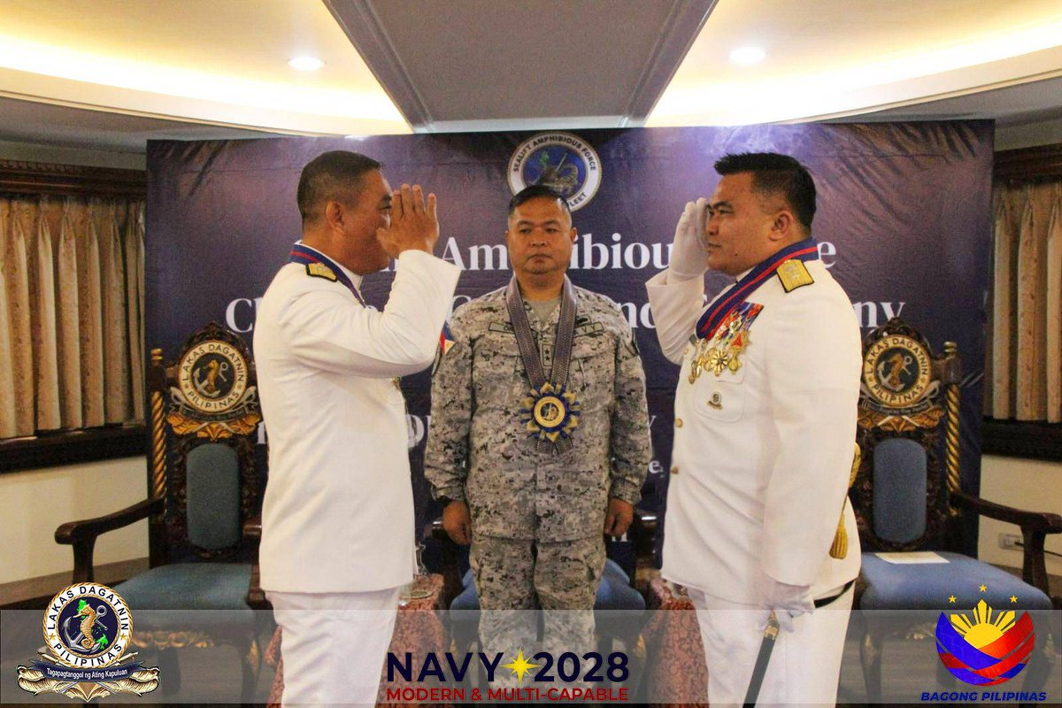 PhilFleet's tweet image. Fleet Deputy Commander Assumes Post as Acting SAF Commander

See full report here:
facebook.com/share/p/1SfvVa…

#PhilFleetVanguardofOurSeas
#ModernandMultiCapablePHNavy
#OneAFPOnePhilippines
#StrongAFPStrongPhilippines
#AFPyoucanTRUST
#SundaloSalamatSaSerbisyo