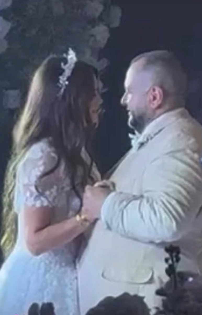 En una fastuosa boda en el carísimo Hotel Presidente Intercontinental en Cancún, se casaron los traficantes de influencias José Ramón López Beltrán y Carolyn Adams. De ahí, se fueron de luna de miel por Europa y Medio Oriente.

A cada asistente le hicieron firmar un contrato de