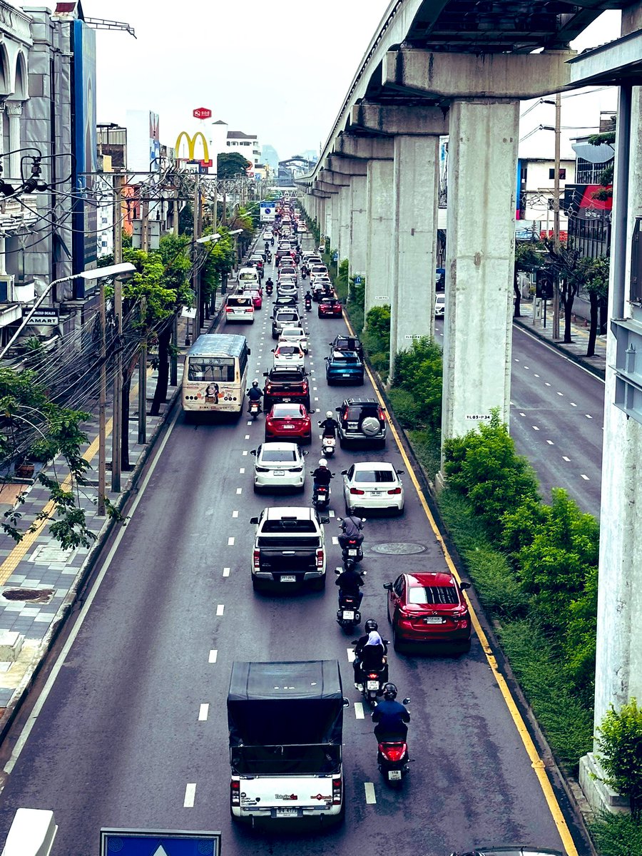 1thaninthorn's tweet photo. @fm91trafficpro  จากหน้ารพ.ลาดพร้าวลาดมุ่งหน้าลาดพร้าว 94 ติดเคลื่อนตัวเป็นรอบๆ วันนี้แน่นมากๆ #traffy https://t.co/Ep83UoNYh5