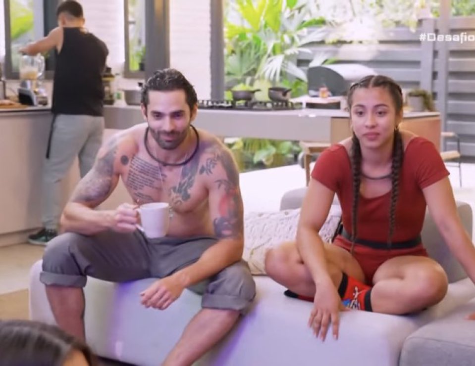 iFORYOONIE_'s tweet photo. Somos Gio viendo el bochinche de Valentina y el hombre fiel 

#DesafioDelSigloXXI https://t.co/ChFUActUud