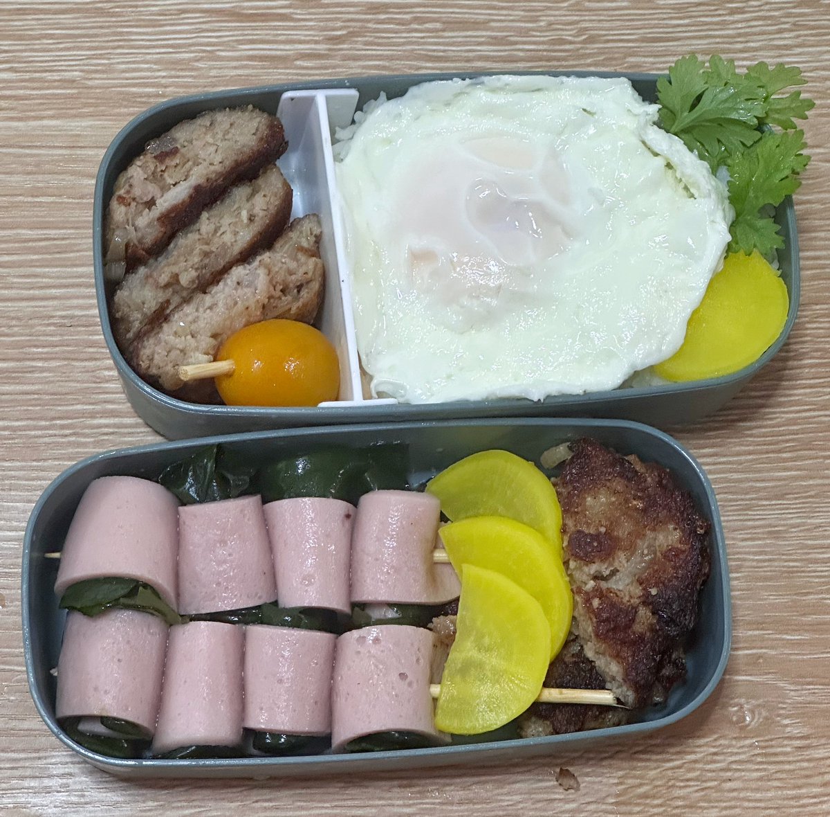 กล่องข้าววันนี้ ธีม อาหารตามสั่ง 

หมูก้อนทอด ไข่ดาว (มีข้าวอยู่ข้างใต้) 

ยังมีสาหร่ายวากาเมะพันแฮม อย่างต่อเนื่อง

ข้าวกล่องมันจะต้องมีผักดองหรือมะนาว มันจะช่วยให้สดชื่นขึ้น เพราะมันขาดความสดใหม่ของอาหารทำสด 

วันนี้เลยมีไชเท้าดองเกาหลีเติมลงไป