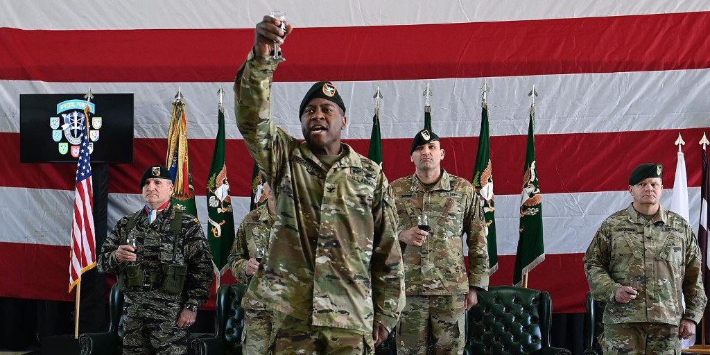 mistressM547's tweet image. Be All You Can Be!

Congratulations to the @USArmy Soldiers who earned their #GreenBerets last week during a ceremony at the John F. Kennedy #SWCS on Fort Bragg, North Carolina. @GoArmySOF

@USASOCNews 
#SOF #QuietProfessionals #DeOppressoLiber