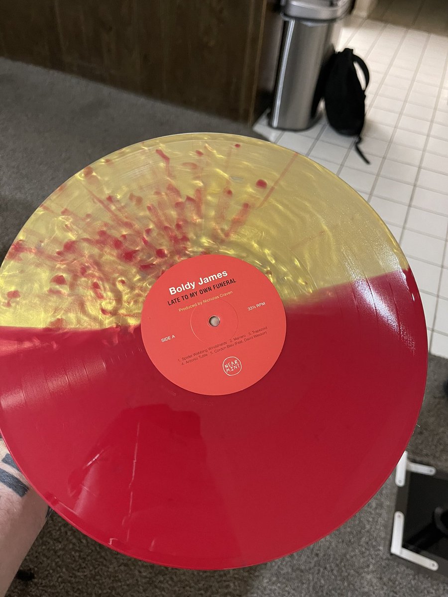 simpson__40's tweet photo. @_RecordReviews @wearenearmint @BoldyJames The holographic art is insane, probably my new favorite https://t.co/gOKi3k4ga0