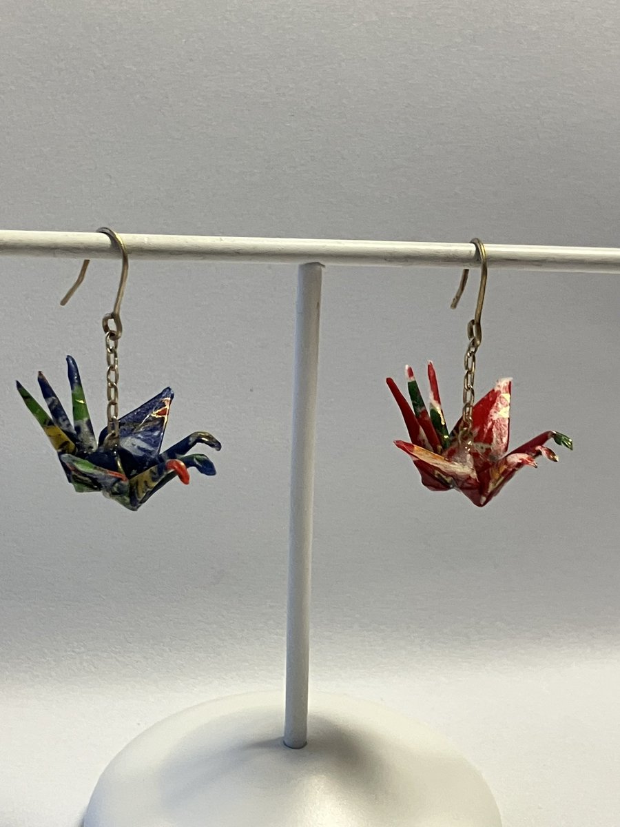 charmy's tweet image. 三頭三尾の鶴
Three-headed, three-tailed crane
※一枚折りではありません

今週末の11月16日（日） #深川お化け縁日 に出展します。
折り紙で作ったアクセサリーをイロイロ持っていきます。
よろしくお願いします

#深川お化け縁日2025秋の陣 #折り紙アクセサリー