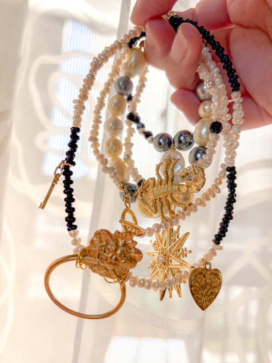 VIRE_accessory's tweet photo. ヴィンテージパーツを使用したブレスレット、ネックレス、ピアスの試着画です✳︎
ご参考までに…♡

▶︎デザフェス62
11/15〜16.南館４階
ブース番号:P-350〜351
価格帯:¥3900〜5500
________________________

#デザフェス62 #デザフェス https://t.co/E4IbDkSnxR