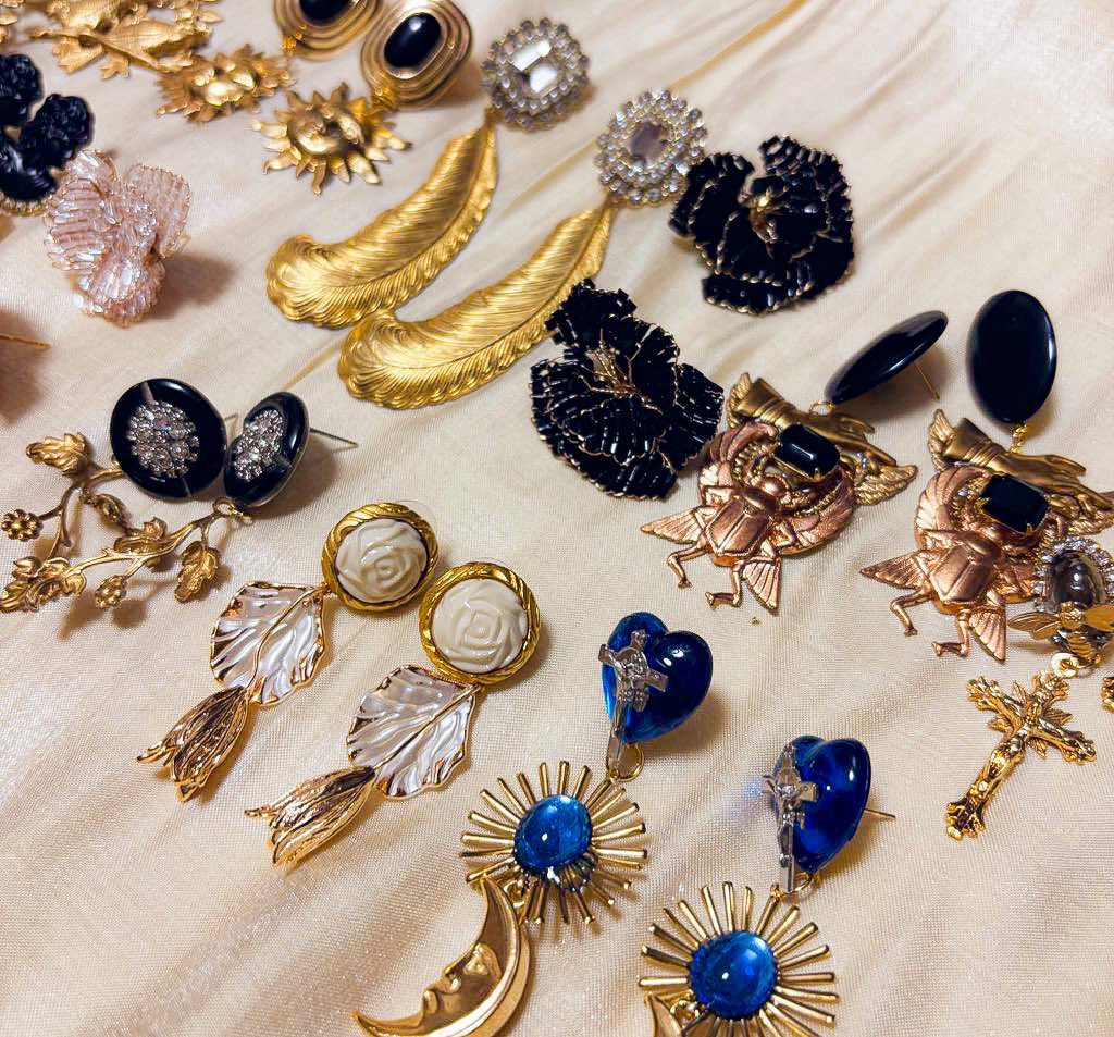 VIRE_accessory's tweet photo. ヴィンテージパーツを使用したブレスレット、ネックレス、ピアスの試着画です✳︎
ご参考までに…♡

▶︎デザフェス62
11/15〜16.南館４階
ブース番号:P-350〜351
価格帯:¥3900〜5500
________________________

#デザフェス62 #デザフェス https://t.co/E4IbDkSnxR