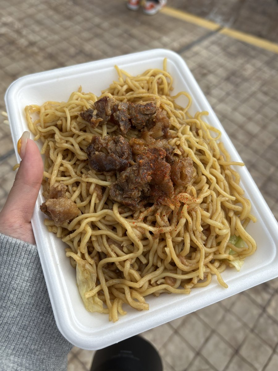 おはモ～ございます🐄愛知県岩倉🌤

こちら念願の牛すじ焼きそばです🐂
友人からもオススメされており、船橋へ行ったら絶対食べる！と意気込んでいたのでこの時点で達成感が得られたり・・😂🔥
行列も納得の美味しさでした🍺

今週もよろしくお願いいたします💪🐮
#企業公が毎朝地元の天気を言い合う