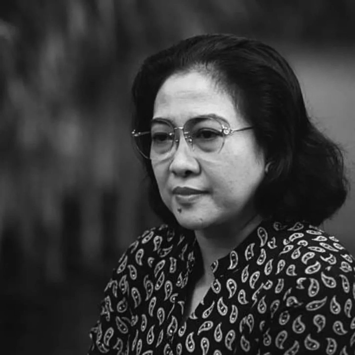 Tahun 1966, ayahnya Sukarno dikudeta dari kursi presiden RI. 

Tahun 1967, ia dikeluarkan dari Fakultas Pertanian Universitas Padjajaran karena nama ayahnya melekat dengan namanya.

Tahun 1970, Soeharto menolak permintaan keluarganya dalam prosesi pemakaman Sukarno yang menjadi