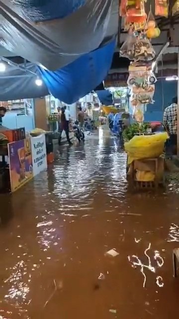 NeilsinghR's tweet image. Newly dedicated market in Tirunelveli under water due to 20 minutes rain #Tirunelveli