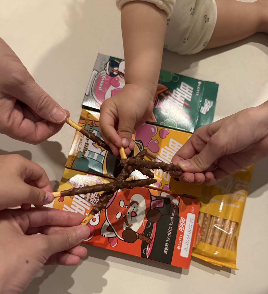 [빼빼로 데이]

지난 11/11 아가들 생애 최초 빼빼로 파티 개최함

아기 : (한 입 먹어본 후 충격받은 목소리로) 어떻게 이런 걸 사왔어?
L부부 : ㅋㅋㅋ 너 왜 이렇게 어른처럼 말해 ㅋㅋㅋㅋㅋㅋ
아기 : 감동이야…🥺
L부부 : ㅋㅋㅋㅋㅋㅋㅋㅋ
아기 : 내일 또 해…🥺

그렇게 빼빼로 파티 3일차