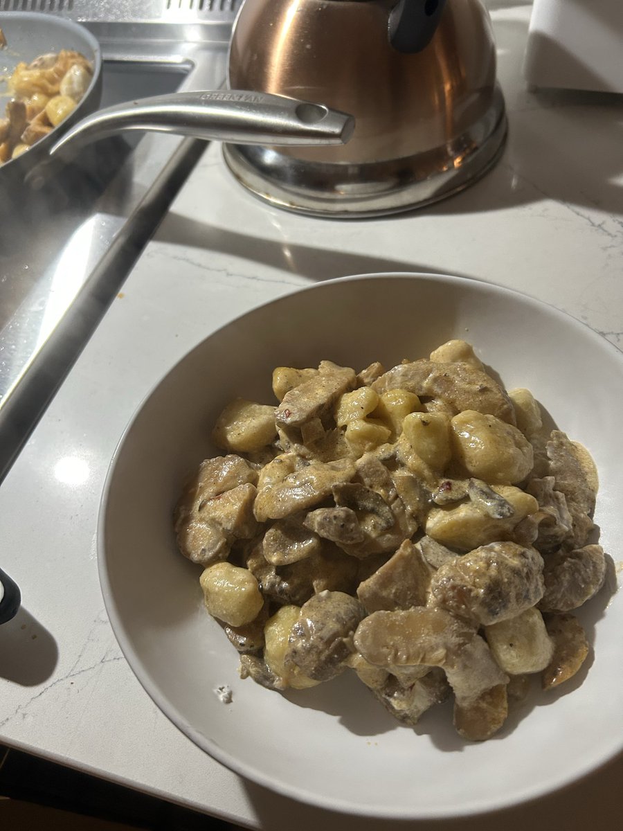 Una cosa llevo a la otra y de repente salieron ñoquis caseros con salsa de hongos.