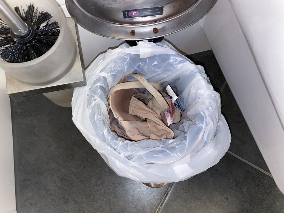 Ablasının evine misafirliğe giden kardeş ablasının ev arkadaşının sütyeni ne boşalıyor sonra korkup çöpe atmiş